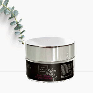 Bio Beauty Attack Anti-Age Algenmaske in einem runden Tiegel mit silbernem Deckel und schwarzem Etikett, dekoriert mit Eukalyptuszweig auf weißem Hintergrund.