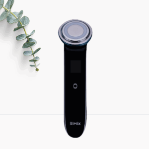 Schwarzes Beauty-Skin-Tool von BiMix mit silbernem Kopf, geeignet für Hautpflege und Gesichtsmassage, auf weißem Hintergrund mit Eukalyptuszweig.