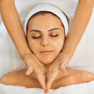 Japanische Gesichtsmassage – Traditionelle Anti-Aging-Technik für straffere und strahlende Haut