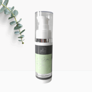Flasche Bio Beauty Attack Aloe Vera Elixier mit Pumpspender und grünem Etikett, daneben dekorativer Eukalyptuszweig.