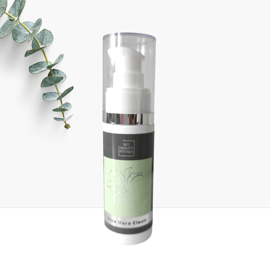 Flasche Bio Beauty Attack Aloe Vera Elixier mit Pumpspender und grünem Etikett, daneben dekorativer Eukalyptuszweig.