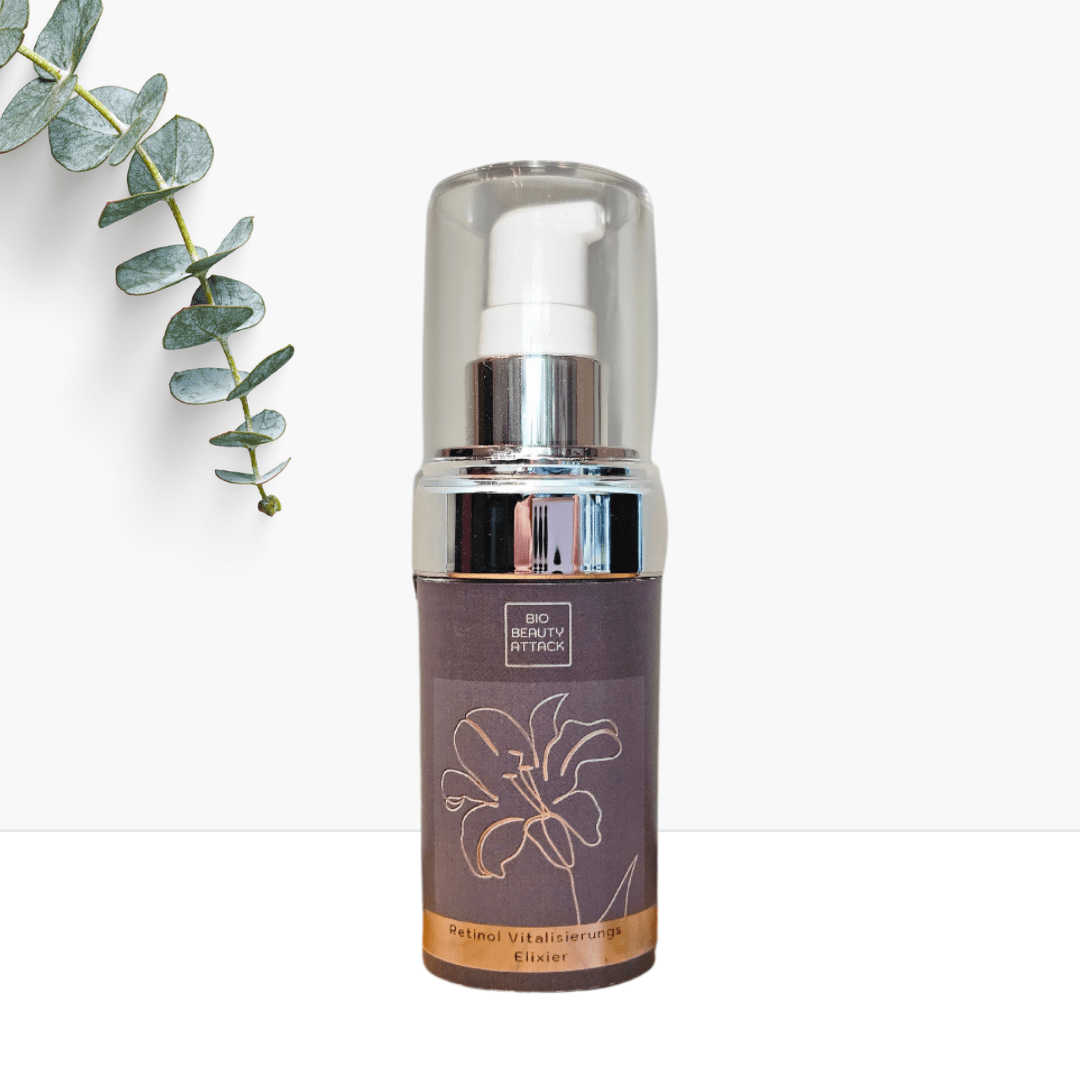 Flasche Bio Beauty Attack Retinol Vitalisierungs Elixier mit Pumpspender und dunklem Etikett, dekoriert mit Eukalyptuszweig