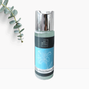 Flasche Bio Beauty Attack Micro Peeling Gel mit silbernem Deckel und blauem Etikett, daneben ein Eukalyptuszweig