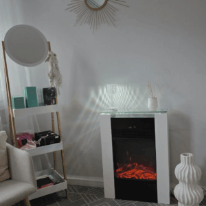 Ruhige Beauty-Atmosphäre im Kosmetikstudio Bio Beauty Attack in Gütersloh mit elektrischem Kamin, Thalgo-Produkten und sanftem Lichtspiel.