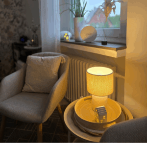 Gemütlicher Bereich im Kosmetikstudio Bio Beauty Attack in Gütersloh mit Lampe, Sessel und sanfter Beleuchtung.