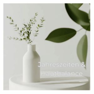 Minimalistische Vase mit grünen Zweigen als Symbol für natürliche Hautpflege, Jahreszeitenwechsel und Hautbalance