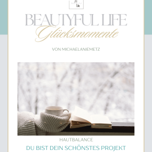 Titelbild des Beautyful Life Workbooks „Glücksmomente – Winter Harmony“ mit Teetasse, Buch und winterlicher Fensterstimmung zur Hautbalance und Achtsamkeit