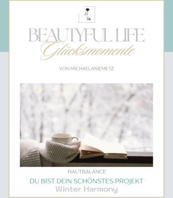 Titelbild des Beautyful Life Workbooks „Glücksmomente – Winter Harmony“ mit Teetasse, Buch und winterlicher Fensterstimmung zur Hautbalance und Achtsamkeit