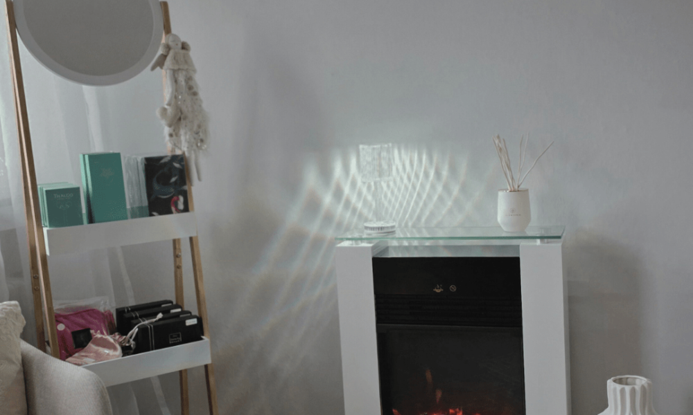 Ruhige Beauty-Atmosphäre im Kosmetikstudio Bio Beauty Attack in Gütersloh mit elektrischem Kamin, Thalgo-Produkten und sanftem Lichtspiel.