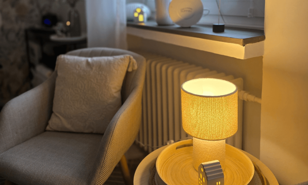 Gemütlicher Bereich im Kosmetikstudio Bio Beauty Attack in Gütersloh mit Lampe, Sessel und sanfter Beleuchtung.