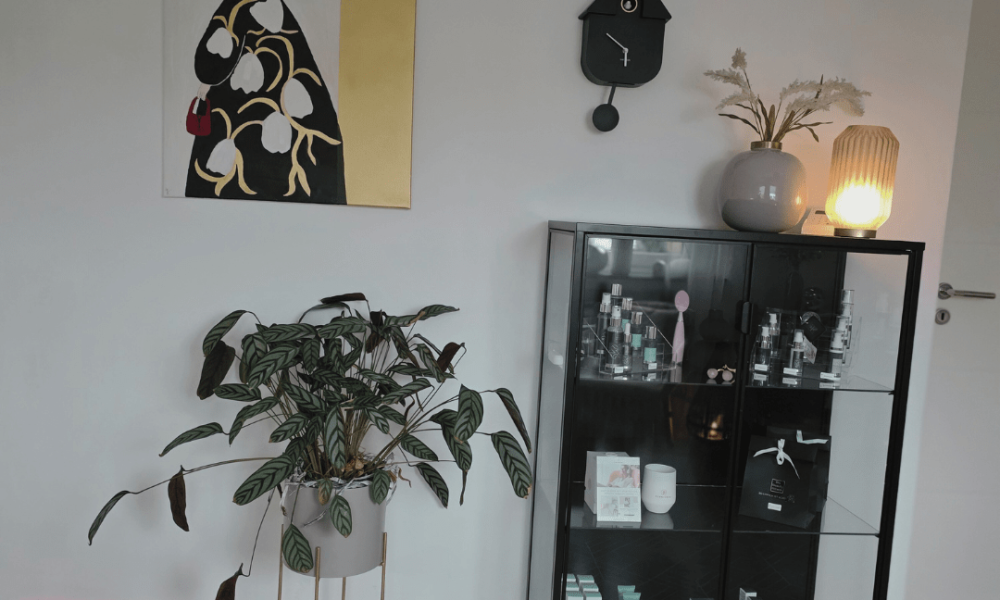 Eleganter Ausstellungsbereich im Kosmetikstudio Bio Beauty Attack in Gütersloh mit Designkunst, Pflanzen und Pflegeprodukten.