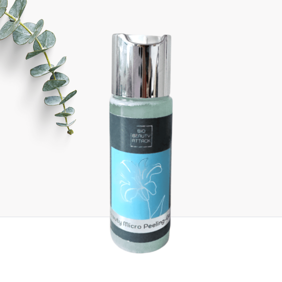 Sanftes Gesichtspeeling in moderner Flasche mit blauem Label und pflanzlichem Dekor Flasche Bio Beauty Attack Micro Peeling Gel mit silbernem Deckel und blauem Etikett, daneben ein Eukalyptuszweig